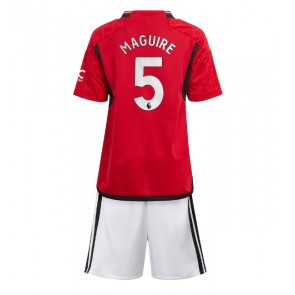 Manchester United Harry Maguire #5 Replika Babytøj Hjemmebanesæt Børn 2023-24 Kortærmet (+ Korte bukser)